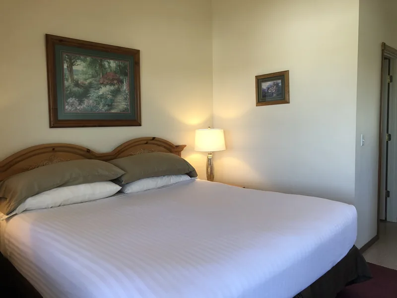 Room 10, photograph 4: interior and amenities at Landmark Motel
