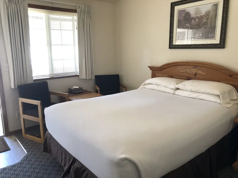 Room 6, photograph 3: interior and amenities at Landmark Motel