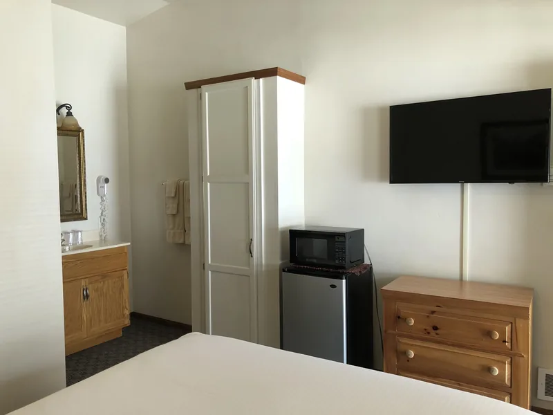 Room 6, photograph 2: interior and amenities at Landmark Motel